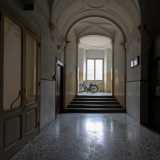 Prima di lasciare l�edificio visitiamo parte del restante complesso. Attraverso una porta ci troviamo in un ambiente...